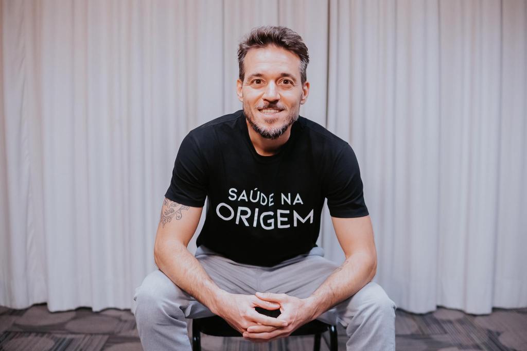 O ortopedista Cris Guimarães, sócio-fundador e professor da Academia Brasileira de Fáscias e sócio-fundador da Saúde na Origem